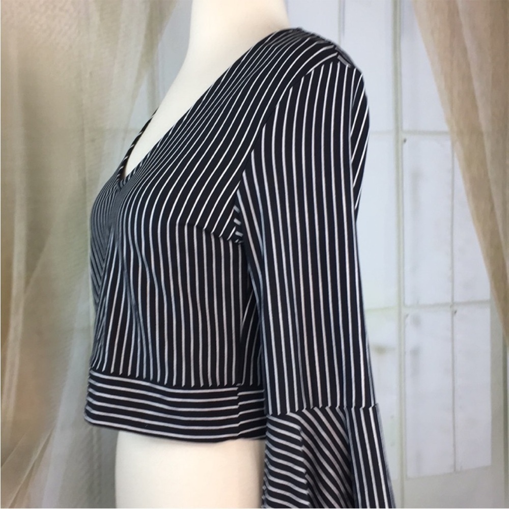 🆕 POLLY & Ester Striped Crop Top with Bell Sleeves XL Junior - Picture 4 of 6
